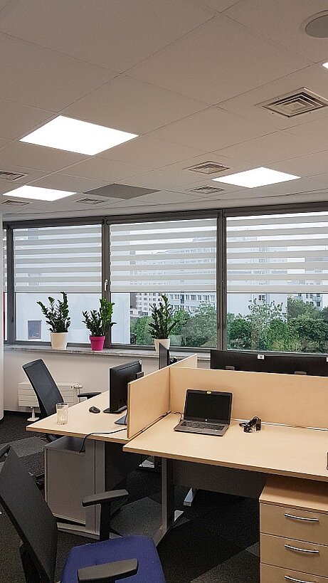 szare rolety dzień noc biurowe