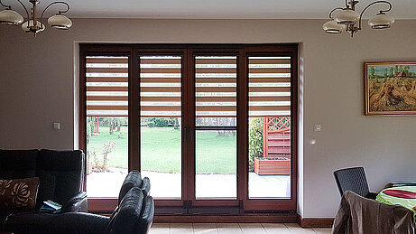 brązowe rolety dzień noc okno czterodzielne