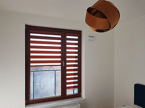 brązowe rolety dzień noc do okna dwudzielnego w sypialni kobyłka