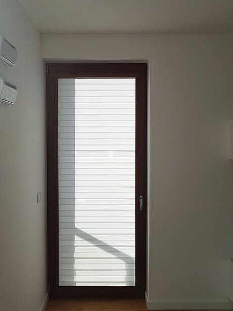 szara roleta dzień noc okno drzwi balkonowych