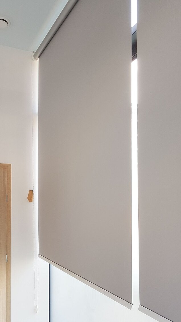 szare rolety wolnowiszące ząbki