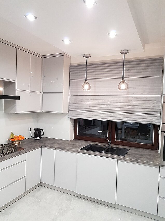 szara roleta rzymska w kuchni inspiracja wołomin