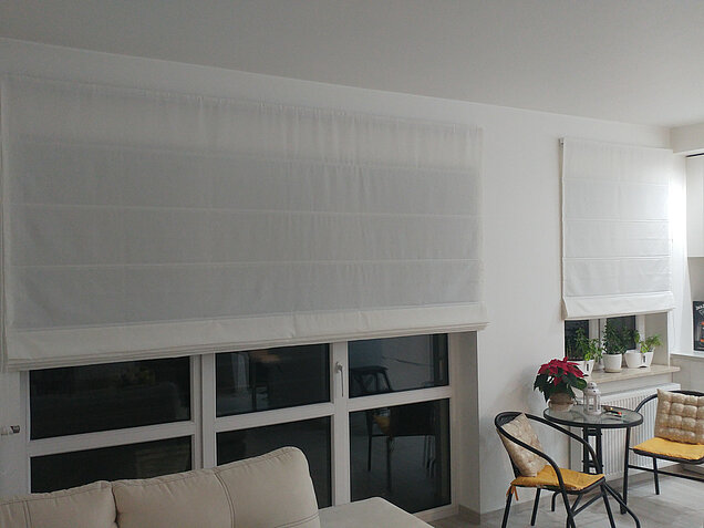 rolety rzymskie białe do salonu z aneksem kuchennym legionowo