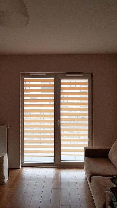 żółte rolety dzień noc do sypialni