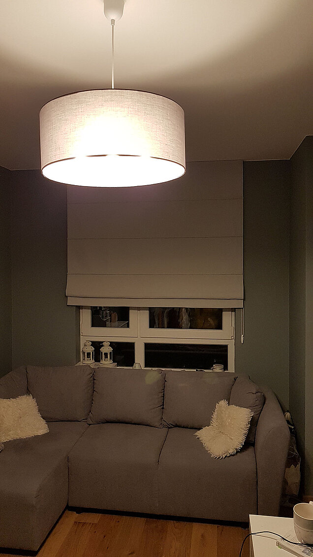 rolety rzymskie białe do pokoju młodzieżowego