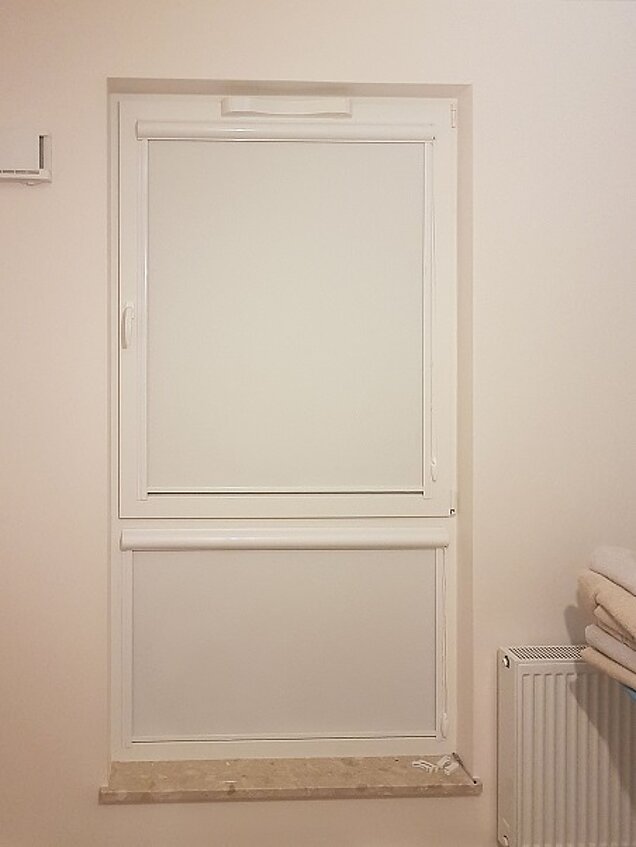 roleta kaseta biała okno dwudzielne prostokątne serock