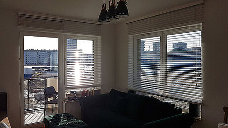 szare żaluzje rolety dzień noc bródno