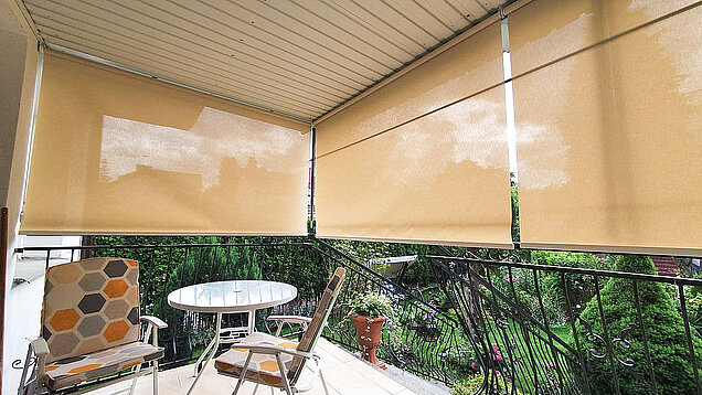 rolety beżowe zaciemniające taras