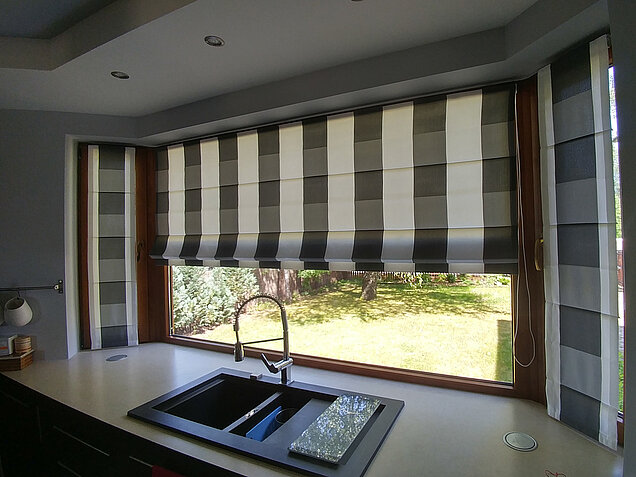 roleta rzymska czarno biała do kuchni w ząbkach