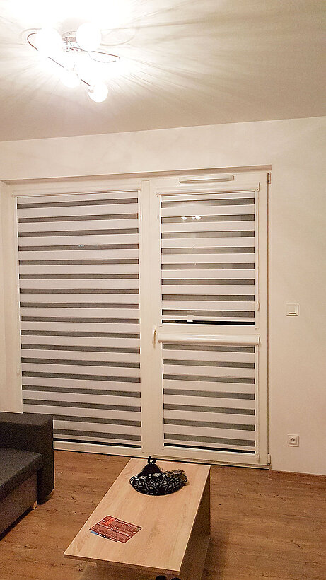 biała roleta dzień noc w kasecie do salonu warszawa wilanów