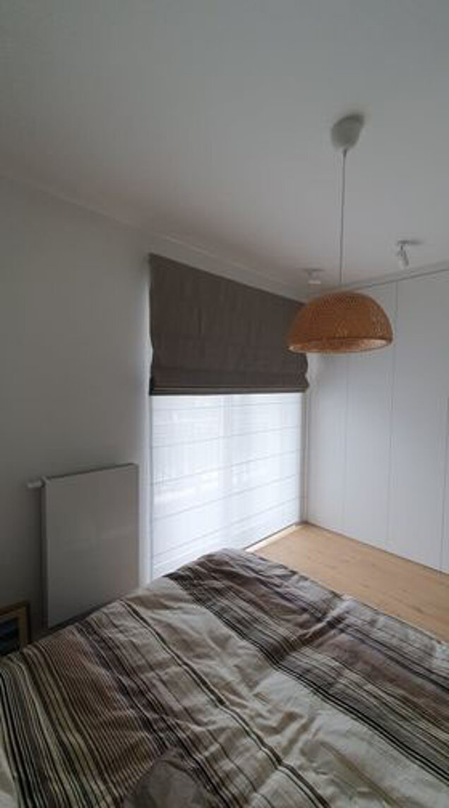 roleta rzymska czarna zaciemniająca do sypialni