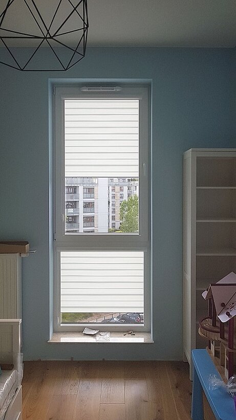 szare rolety dzień noc okno prostokątne brwinów