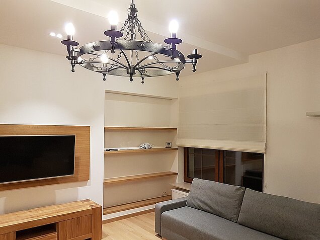 roleta rzymska biała w salonie radzymin