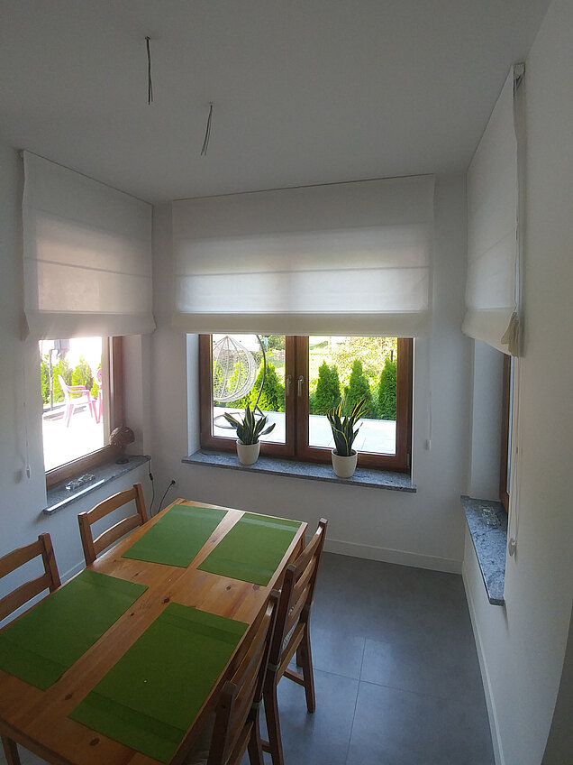 rolety rzymskie białe dla kuchni stara miłosna