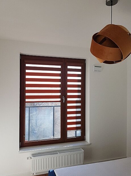 brązowe rolety dzień noc do sypialni kobyłka