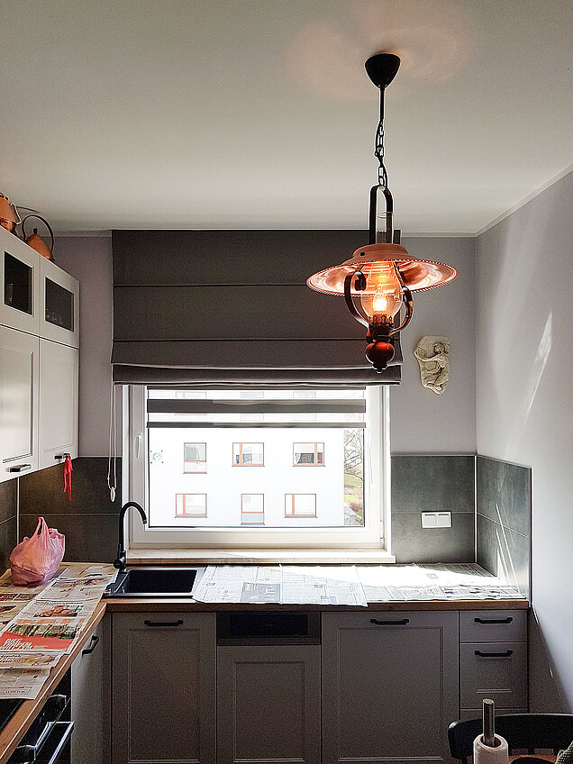 szare rolety rzymskie do kuchni