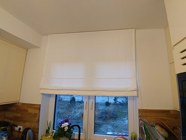 rolety rzymskie białe do kuchni na okno dwudzielne wieliszew