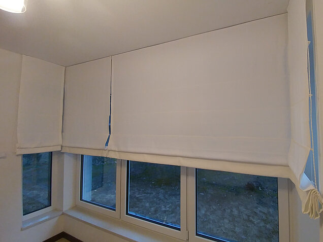 Rolety rzymskie białe na okno wielorzędowe Chotomów