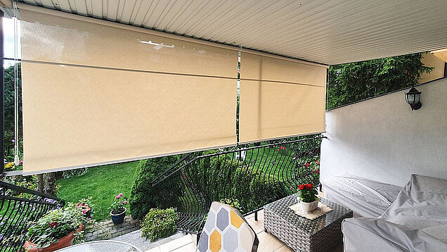 beżowe rolety zaciemniające na taras