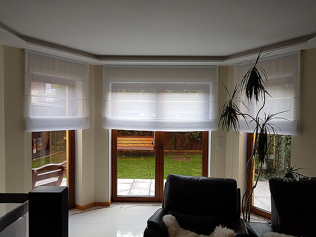 białe rolety rzymskie na okno podwójne