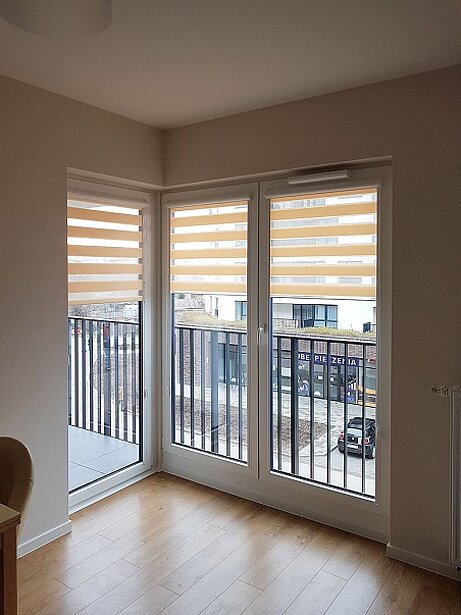 żółta roleta dzień noc w pokoju wołomin