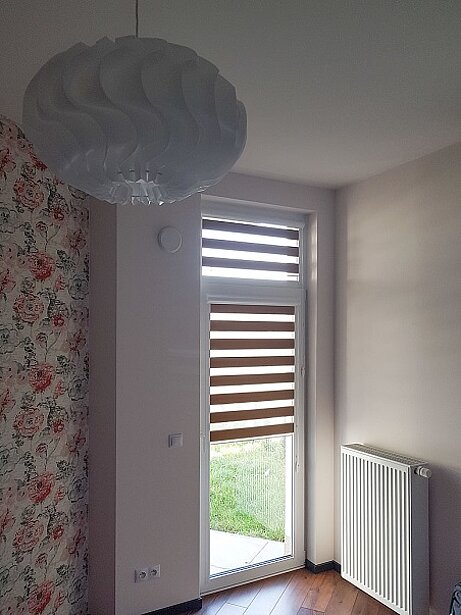 brązowe rolety dzień noc do pokoju marki