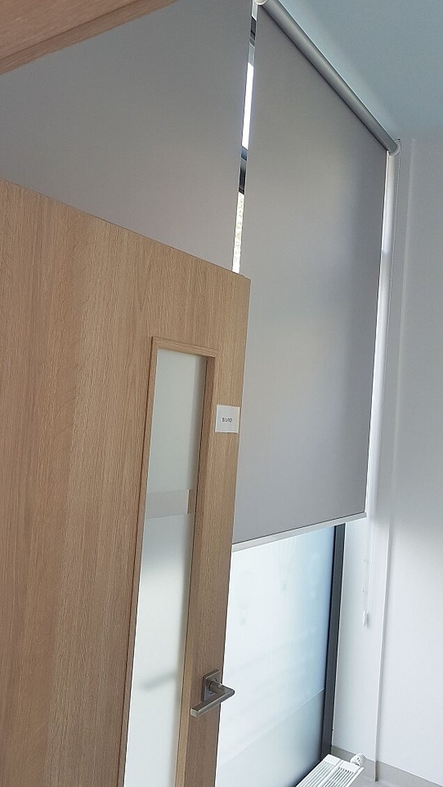 rolety zaciemniające wolnowiszące w ząbkach