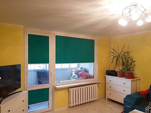 rolety kasetowe zaciemniające w salonie w markach